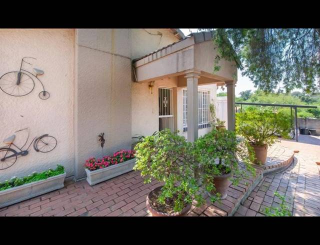 3 BEDROOM HOUSE FOR SALE IN LOMBARDY EAST